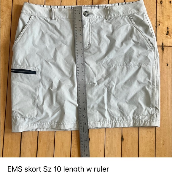 SKORT EMS Zip Pockets Eastern Mountain Sports Sz 10 Cream Tan EMS - Picture 3 of 10